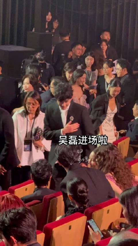 这么一对比,好像真的一样啊 吴磊磊张若昀黑白配哈哈哈 吴磊内场换衣服了星姐
