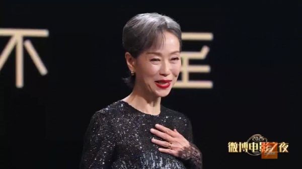 叶童微博电影之夜内场转身戴礼帽 好优雅啊