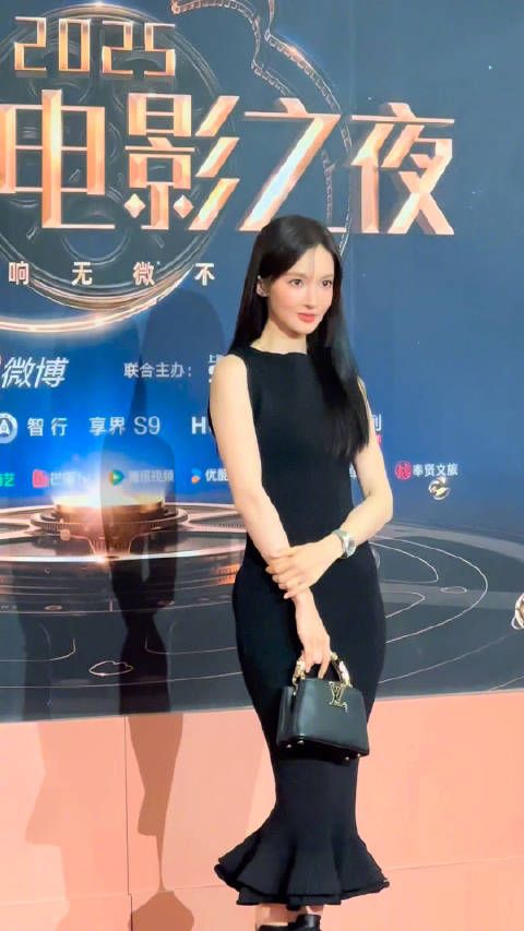 金晨陈都灵李庚希周雨彤亮相微博电影之夜红毯