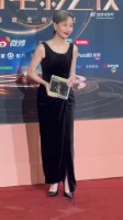 叶童真的太优雅了！真的太迷人了吧！银发配黑裙，简约大气，超显气质！