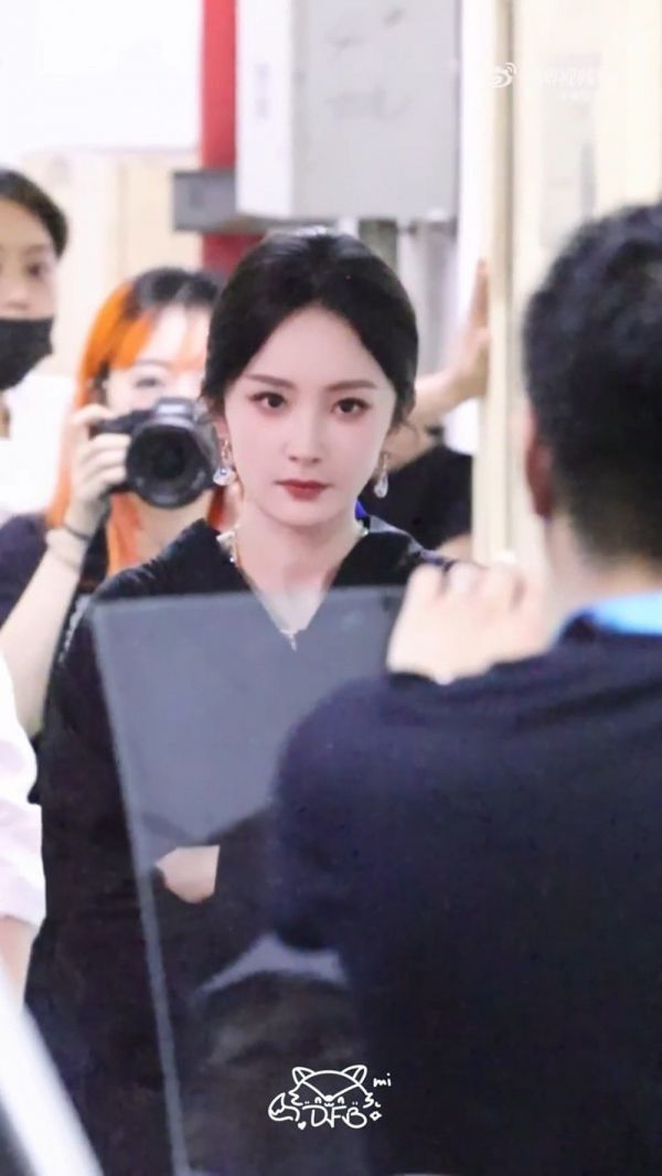 蓝孔雀女王驾临上海国际电影节红毯后台!