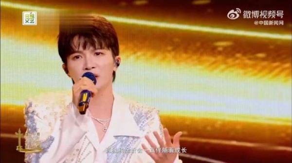 举一杯全力以赴敬时光,无声的岁月仓促又漫长,纵有悲伤失望,也有如愿以偿