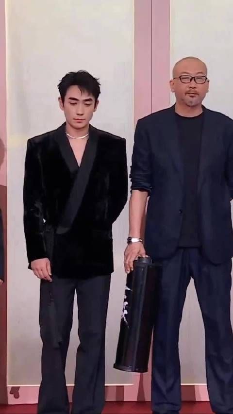 朱一龙和吴磊帅脸的一旁,又是一张帅脸