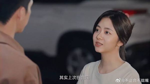 丈夫温柔的摸娇妻脑袋,娇妻一脸幸福,这个摸头杀太杀我了