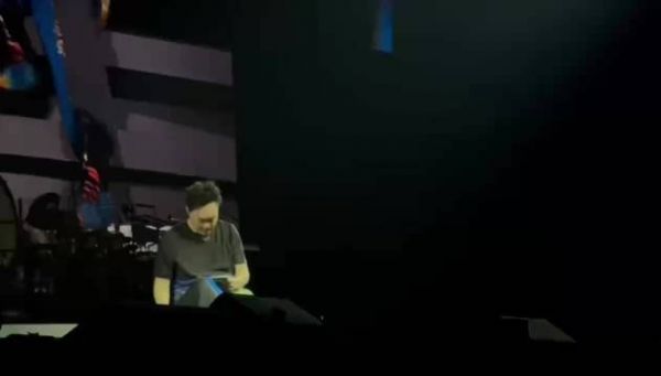 陈奕迅海口演唱会现场为粉丝TO签庆生