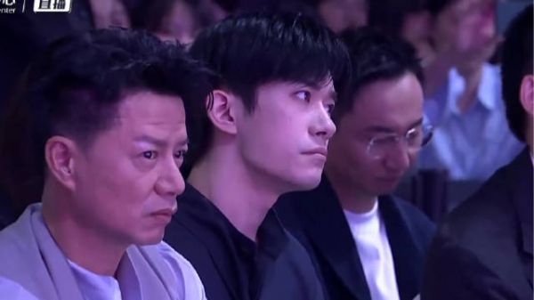 易烊千玺亮相自己主演的电影《蛮荒禁地》发布会，导演介绍角色