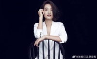 朱丹带儿女陪老公在剧组过春节，直播与周一围嬉笑打闹，好甜蜜