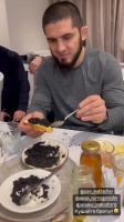 “马王”伊斯拉姆·马哈切夫（Islam Makhachev）是这样吃鱼子酱的