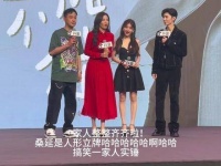 剪辑的时候才发现,原来是他自己推开的门,笑死!这孩子从小就这么懂礼貌!