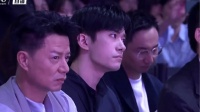 易烊千玺亮相自己主演的电影《蛮荒禁地》发布会，导演介绍角色