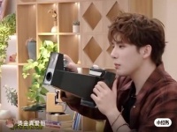 王安宇给毛不易拍撕拉片太幽默了