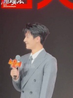 杨洋活动现场被自己大银幕形象帅到害羞