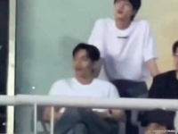 当柾国在舞台上表演i wonder时~泰亨的表情亮了