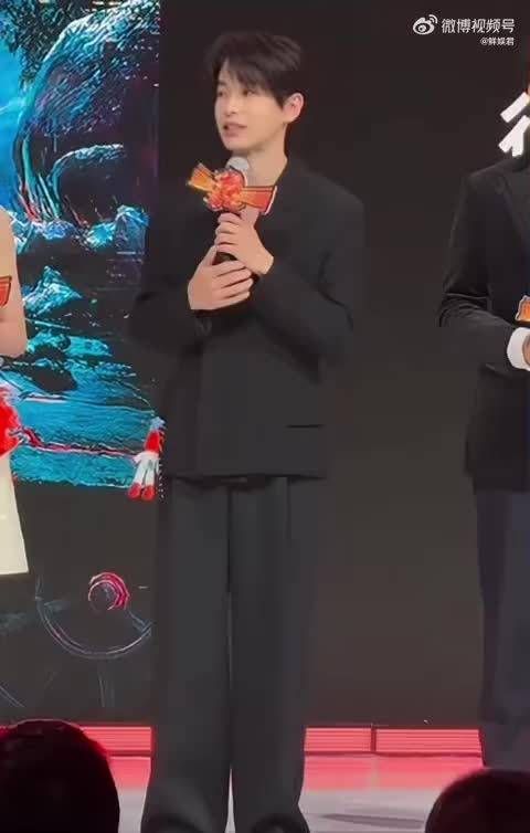 彭昱畅暴瘦亮相新片推介会,网友惊呼认不出
