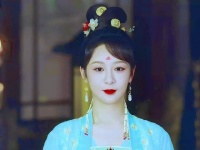 小夭丸子头造型吸睛，私下偏爱披发