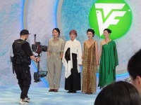 倪虹洁绿裙亮相白玉兰红毯，携《装腔启示录》登场