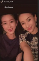 何超莲打工心态好，白富美工作也借机社交，主动合影章泽天还示好