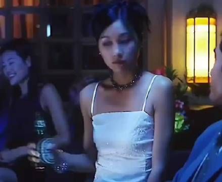 最该死的就是这个娘们儿,好在后来死的挺惨