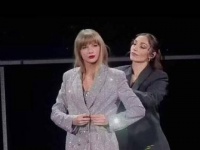 泰勒·斯威夫特舞台换装惊艳全场