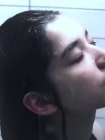 张婧仪的眉骨优越到洗澡可以睁眼了