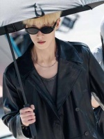 宋墨风衣造型痞帅登场，李昀锐霸气可爱切换自如