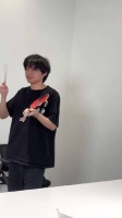 超折叠2D小提琴的演奏方式确实与众不同 别人靠拉，生子靠打 AG超玩会