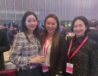 章泽天合影何超莲惹人怜，眉眼温柔像小白花，窦骁老婆嘴大气场强