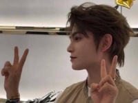 丁禹兮比耶同框获赞，展现松弛感魅力