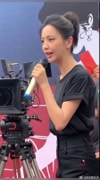 开机仪式，佟丽娅一路小跑，现场擦汗