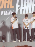 Zeus打招呼粉丝们的尖叫声太大把Peanut吓了一跳 cr.woodiiiiiy