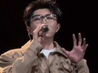 毛不易首秀八周年，粉丝穿人群赴约庆贺