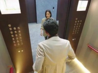 告诉大家，切记不要在电梯里议论他人坏话闪耀的她