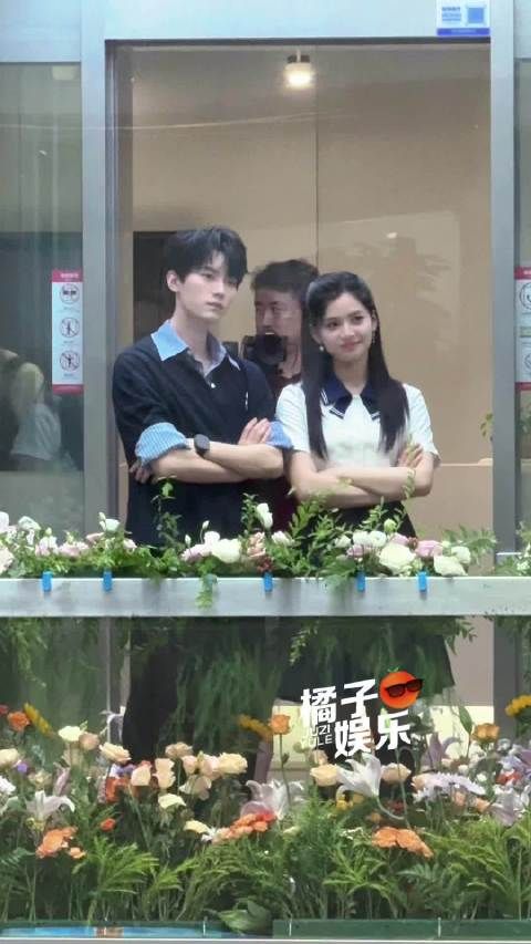 这个电梯神图我们《焕羽》组要了! 一定要看到后面两个人偷笑好吗萌晕了