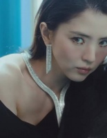韩素希戴高奢珠宝游泳，这姐就是硬帅