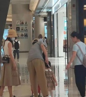 任重孙骁骁带娃逛街，一家三口亲子装，生活状态竟如此接地气
