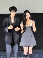 张婧仪周翊然跳手势舞，手忙脚乱的两个人好可爱