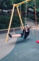 孙艺珍一家三口在公园玩太吸睛！她穿的像少女，玄彬拍照儿子陪她