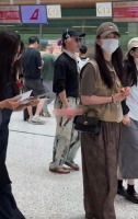 蒋勤勤现身机场，18岁大儿子罕露面，颜值变化大，比陈建斌帅多了