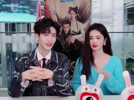 罗云熙白鹿扫楼直播,白鹿忍俊不禁笑容引关注