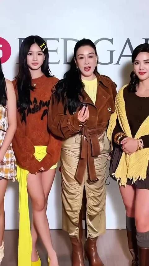 钟丽缇15岁女儿考拉穿低胸吊带逛店,打扮成熟引注目