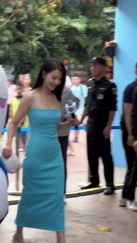 高圆圆广东长隆活动现场直拍,蓝色紧身吊带长裙造型