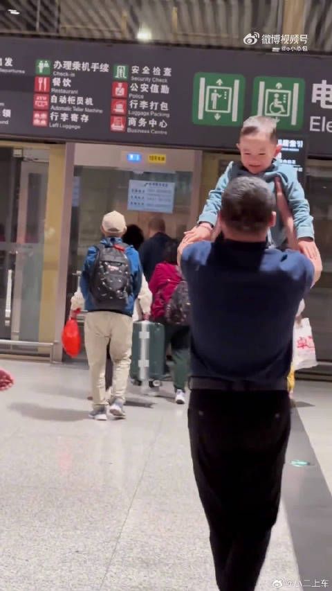孙子机场突遇接机祖父母惊喜瞬间