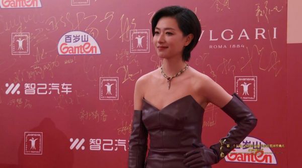 万茜上海国际电影节闭幕红毯全程 玫红色皮质抹胸长裙 美