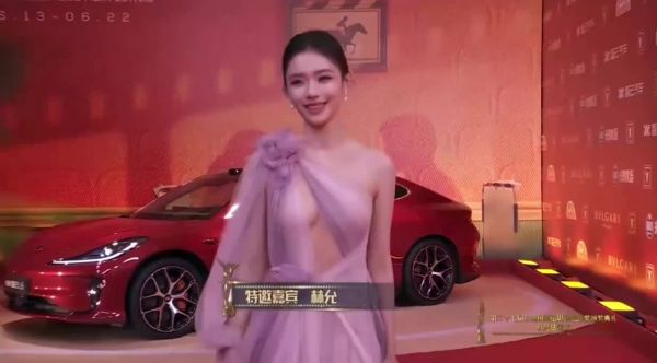 林允亮相第27届闭幕红毯,好美