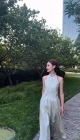 太美了！马筱梅亮相花园诗会，携手女星朱珠同台，婚后活跃高端圈