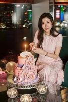 李嘉欣庆55岁生日现场曝光！穿着洋气但脖子松垮，太瘦了双颊凹陷