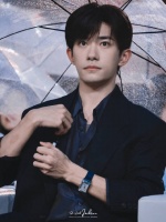 易烊千玺演唱会官宣在即，蓝羽透露消息引期待