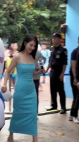高圆圆广东长隆活动现场直拍，蓝色紧身吊带长裙造型