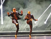 俄罗斯水舞剧《雨中》上演