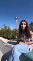 “不戴头巾的伊朗女孩一定很亲美吧？”.gif